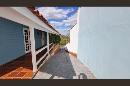 Casa de condomínio à venda com 303m², 3 quartos e 4 vagas
