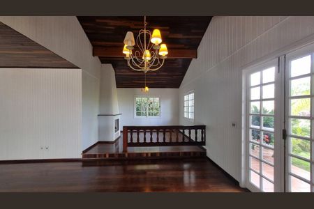 Casa de condomínio à venda com 303m², 3 quartos e 4 vagas