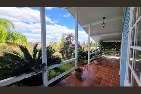 Casa de condomínio à venda com 303m², 3 quartos e 4 vagas