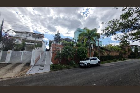 Casa de condomínio à venda com 303m², 3 quartos e 4 vagas