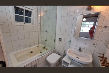 Casa de condomínio à venda com 303m², 3 quartos e 4 vagas