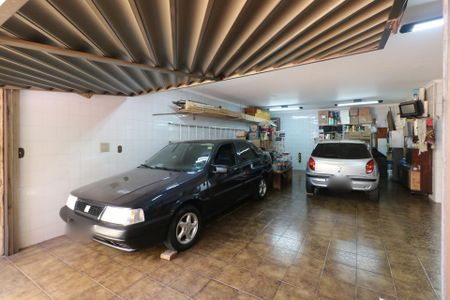 Casa à venda com 164m², 2 quartos e 5 vagas Casa à venda com 164m², 2 quartos e 5 vagasGaragem