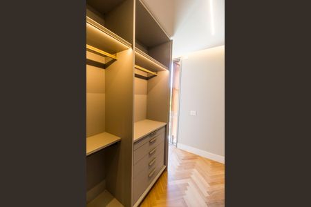 Casa de condomínio à venda com 813m², 3 quartos e 3 vagas Casa de condomínio à venda com 813m², 3 quartos e 3 vagasCloset da suíte 1