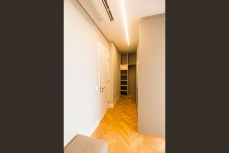 Casa de condomínio à venda com 813m², 3 quartos e 3 vagas Casa de condomínio à venda com 813m², 3 quartos e 3 vagasCloset da suíte 3