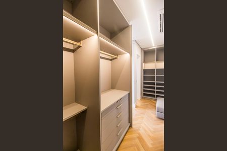 Casa de condomínio à venda com 813m², 3 quartos e 3 vagas Casa de condomínio à venda com 813m², 3 quartos e 3 vagasCloset da suíte 3