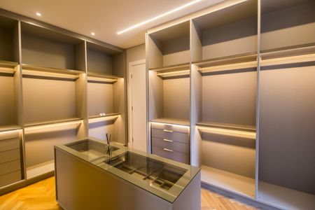 Casa de condomínio à venda com 813m², 3 quartos e 3 vagas Casa de condomínio à venda com 813m², 3 quartos e 3 vagasCloset da suíte 1