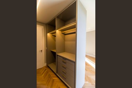 Casa de condomínio à venda com 813m², 3 quartos e 3 vagas Casa de condomínio à venda com 813m², 3 quartos e 3 vagasCloset da suíte 1