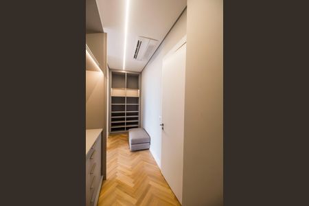 Casa de condomínio à venda com 813m², 3 quartos e 3 vagas Casa de condomínio à venda com 813m², 3 quartos e 3 vagasCloset da suíte 3