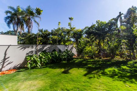 Casa de condomínio à venda com 813m², 3 quartos e 3 vagas Casa de condomínio à venda com 813m², 3 quartos e 3 vagasQuintal