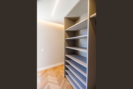 Casa de condomínio à venda com 813m², 3 quartos e 3 vagas Casa de condomínio à venda com 813m², 3 quartos e 3 vagasCloset da suíte 1
