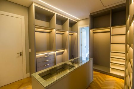 Casa de condomínio à venda com 813m², 3 quartos e 3 vagas Casa de condomínio à venda com 813m², 3 quartos e 3 vagasCloset da suíte 1