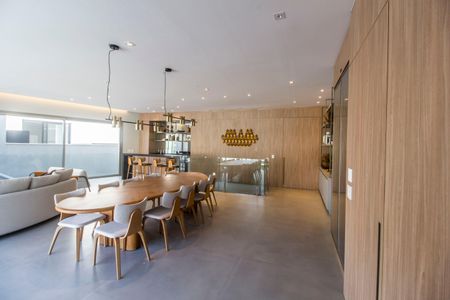 Casa de condomínio à venda com 813m², 3 quartos e 3 vagas Casa de condomínio à venda com 813m², 3 quartos e 3 vagasSala