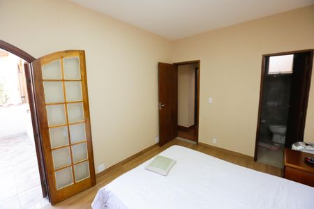 Casa à venda com 336m², 5 quartos e 3 vagasSuíte