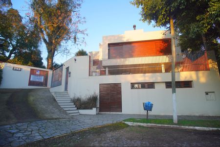 Casa à venda com 350m², 5 quartos e 3 vagas Casa à venda com 350m², 5 quartos e 3 vagasFachada