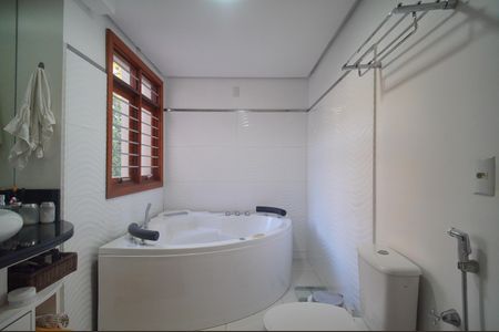 Casa à venda com 350m², 5 quartos e 3 vagasBanheiro da Suíte 1