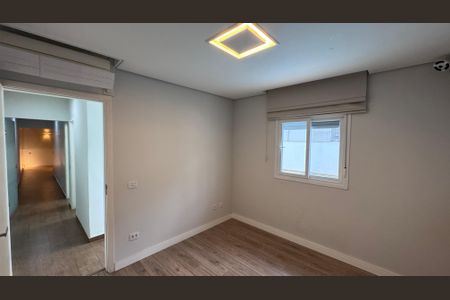 Casa à venda com 334m², 6 quartos e 9 vagas Casa à venda com 334m², 6 quartos e 9 vagasQuarto 2 - Fundos