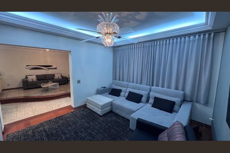 Casa à venda com 334m², 6 quartos e 9 vagas Casa à venda com 334m², 6 quartos e 9 vagasSala de TV