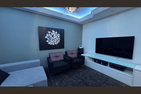 Casa à venda com 334m², 6 quartos e 9 vagas Casa à venda com 334m², 6 quartos e 9 vagasSala de TV