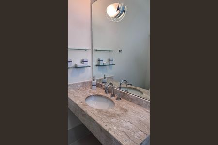 Casa à venda com 334m², 6 quartos e 9 vagas Casa à venda com 334m², 6 quartos e 9 vagasBanheiro da Suíte 2