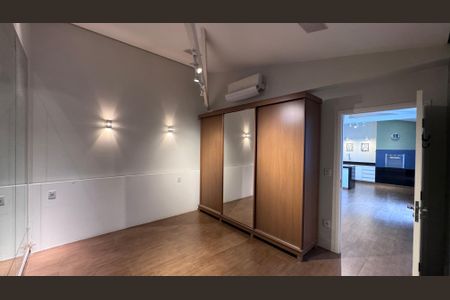 Casa à venda com 334m², 6 quartos e 9 vagas Casa à venda com 334m², 6 quartos e 9 vagasQuarto 1 - Fundos