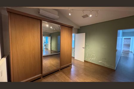 Casa à venda com 334m², 6 quartos e 9 vagas Casa à venda com 334m², 6 quartos e 9 vagasQuarto 1 - Fundos