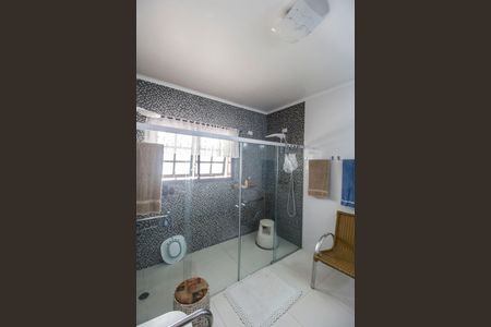 Casa de condomínio à venda com 367m², 4 quartos e 4 vagas Casa de condomínio à venda com 367m², 4 quartos e 4 vagasBanheiro da Suíte 5