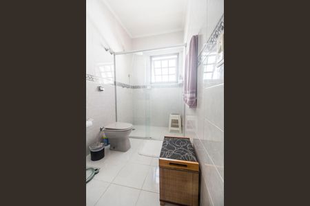 Casa de condomínio à venda com 367m², 4 quartos e 4 vagas Casa de condomínio à venda com 367m², 4 quartos e 4 vagasBanheiro da Suíte 1