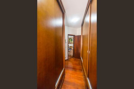 Casa de condomínio à venda com 367m², 4 quartos e 4 vagas Casa de condomínio à venda com 367m², 4 quartos e 4 vagasCloset da suíte