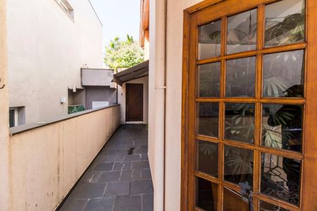 Casa de condomínio à venda com 367m², 4 quartos e 4 vagas Casa de condomínio à venda com 367m², 4 quartos e 4 vagasVaranda