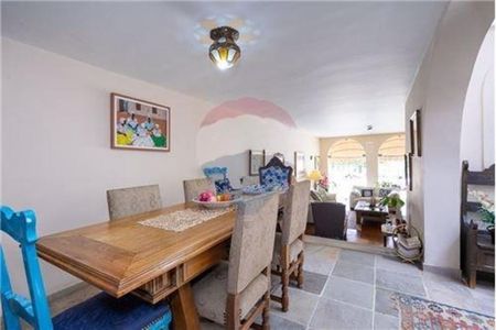 Casa à venda com 270m², 4 quartos e 3 vagas