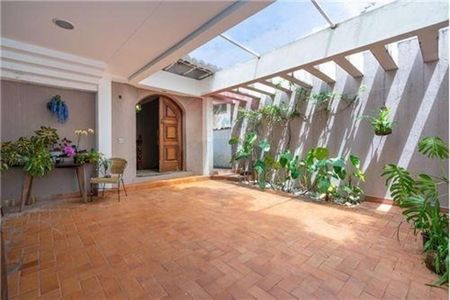 Casa à venda com 270m², 4 quartos e 3 vagas