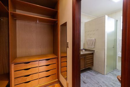 Casa à venda com 400m², 3 quartos e 4 vagas Casa à venda com 400m², 3 quartos e 4 vagasCloset da Suíte 2