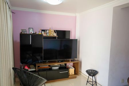 Casa à venda com 250m², 3 quartos e 3 vagas Casa à venda com 250m², 3 quartos e 3 vagasSala