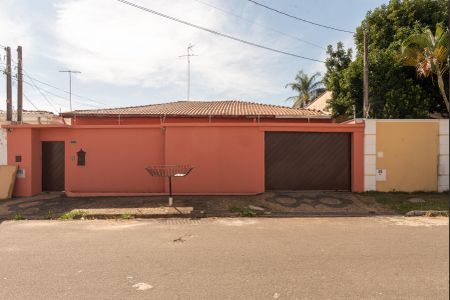 Casa à venda com 180m², 3 quartos e 3 vagasFachada