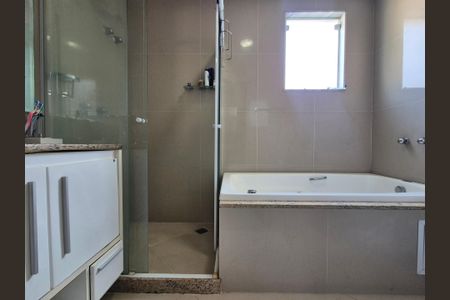 Casa de condomínio à venda com 180m², 3 quartos e 2 vagasBanheiro da Suíte 2