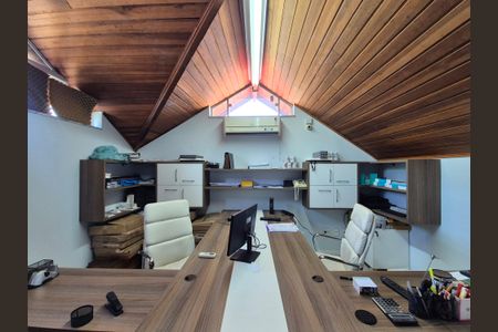 Casa de condomínio à venda com 180m², 3 quartos e 2 vagassótão