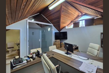 Casa de condomínio à venda com 180m², 3 quartos e 2 vagassótão