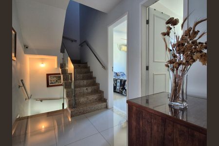 Casa de condomínio à venda com 180m², 3 quartos e 2 vagasHall