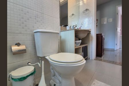 Casa de condomínio à venda com 180m², 3 quartos e 2 vagasBanheiro social