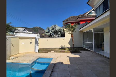 Casa de condomínio à venda com 180m², 3 quartos e 2 vagasÁrea externa