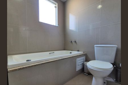 Casa de condomínio à venda com 180m², 3 quartos e 2 vagasBanheiro da Suíte 2