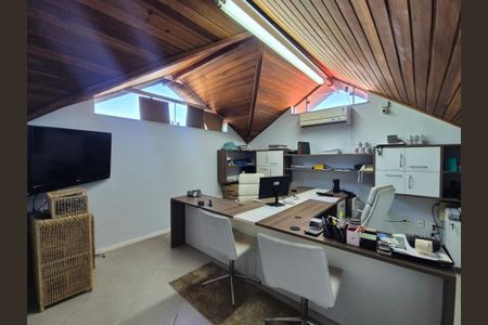 Casa de condomínio à venda com 180m², 3 quartos e 2 vagassótão