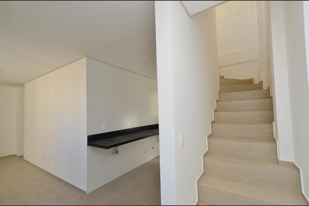 Apartamento à venda com 177m², 3 quartos e 3 vagas Apartamento à venda com 177m², 3 quartos e 3 vagasEscada
