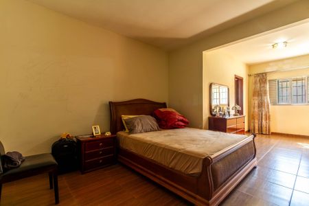 Casa à venda com 300m², 4 quartos e 6 vagas Casa à venda com 300m², 4 quartos e 6 vagasSuíte