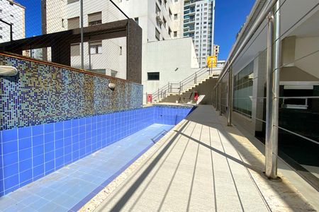 Apartamento à venda com 186m², 4 quartos e 4 vagas Apartamento à venda com 186m², 4 quartos e 4 vagasÁrea comum - Piscina