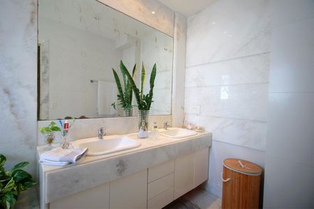 Apartamento à venda com 186m², 4 quartos e 4 vagasBanheiro da Suíte 1