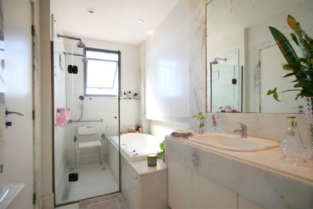 Apartamento à venda com 186m², 4 quartos e 4 vagasBanheiro da Suíte 1