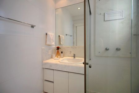 Apartamento à venda com 186m², 4 quartos e 4 vagasBanheiro da Suíte 2