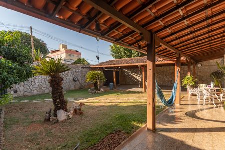 Casa à venda com 492m², 3 quartos e 4 vagasEntrada - Varanda