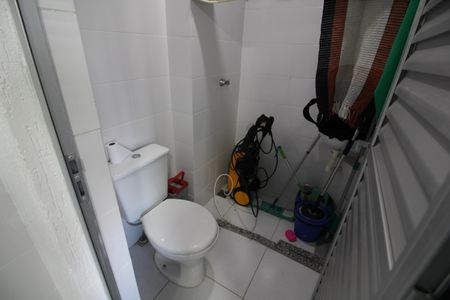 Casa de condomínio à venda com 149m², 5 quartos e 2 vagasBanheiro de Serviço